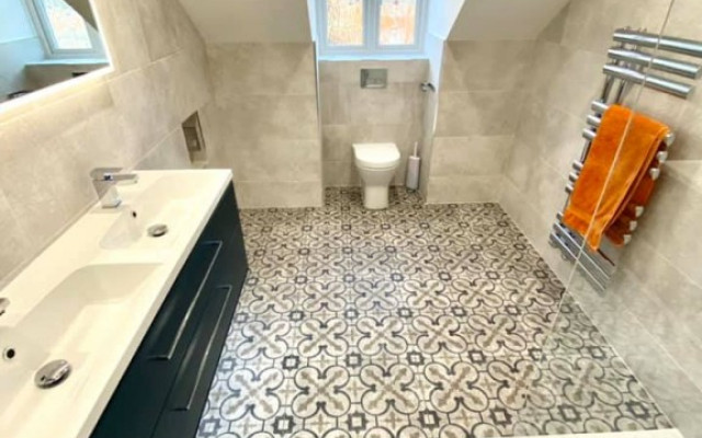 Antique-floor-bathroom