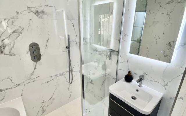 Luxury-white-marble-tile-bathroom